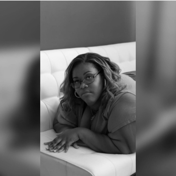 Meet your Posher, Tia - Picture 3 of 13